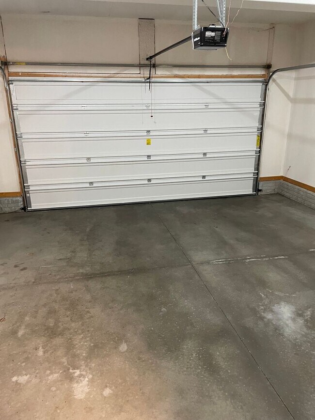 Building Photo - Beautiful newer home in West Des Moines - Waukee School Dist!