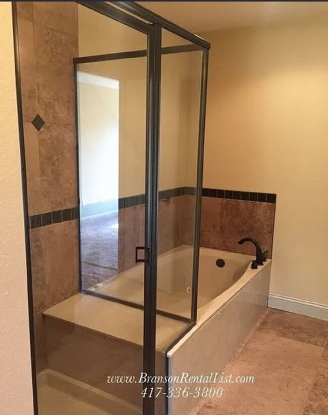 Building Photo - Fresh New Look - 4BR 21/2 Bath