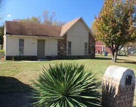Building Photo - Cute 3BR 2 Bath