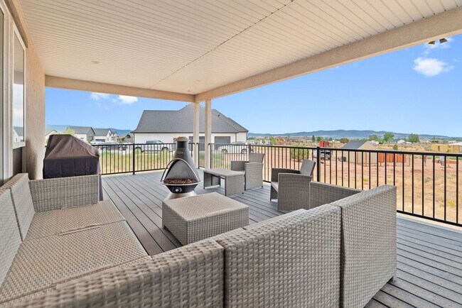 Building Photo - Elegant Residence on an Arce Lot