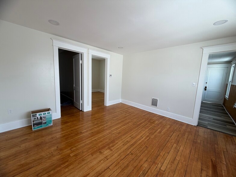 Building Photo - 608 Emily St