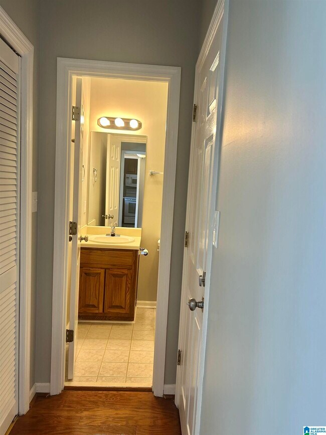 Building Photo - 2212 Ascot Ln