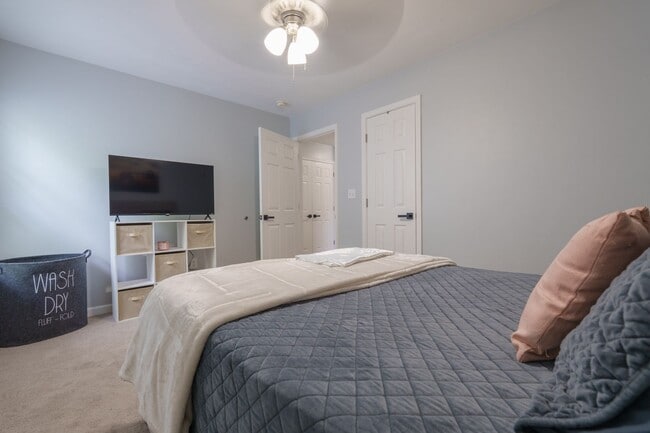 Building Photo - MOVE IN READY 3 Bedroom in the Heart of No...