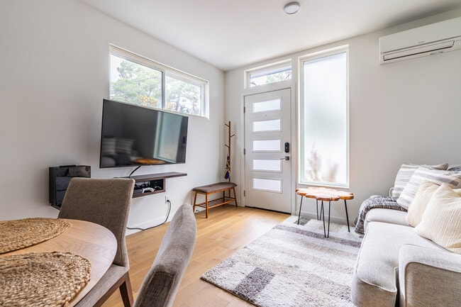 Primary Photo - 5109C Phinney Ave N