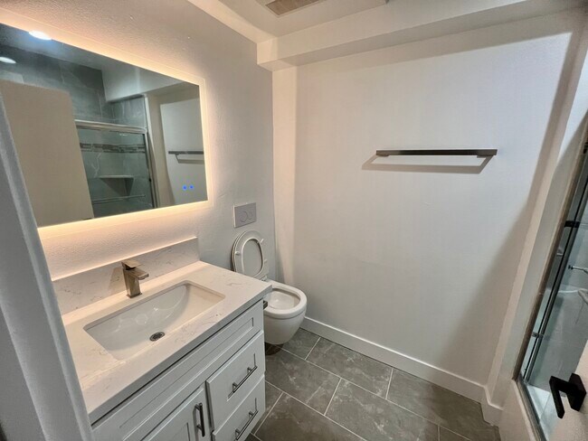 Building Photo - 1173 W 37th Plz