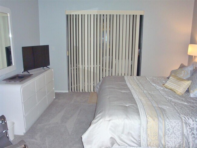 Building Photo - 270 Woodlake Wynde
