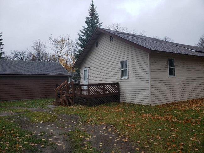 Building Photo - 122 Kendall Ave N