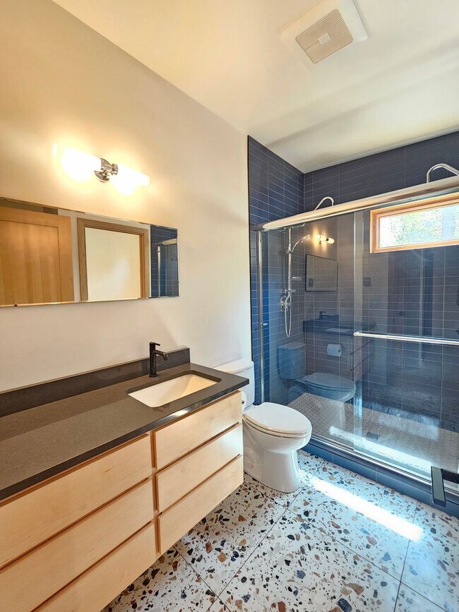 Building Photo - 825 S Montavilla Dr