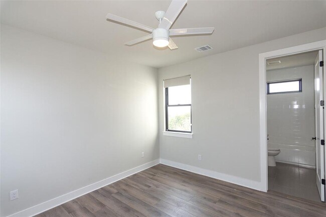 Building Photo - 2802 Lawrence Dr