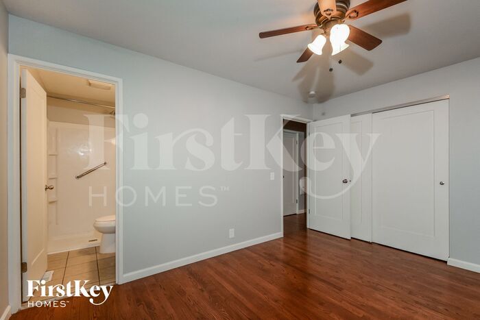 Building Photo - 2415 Cambridge Dr