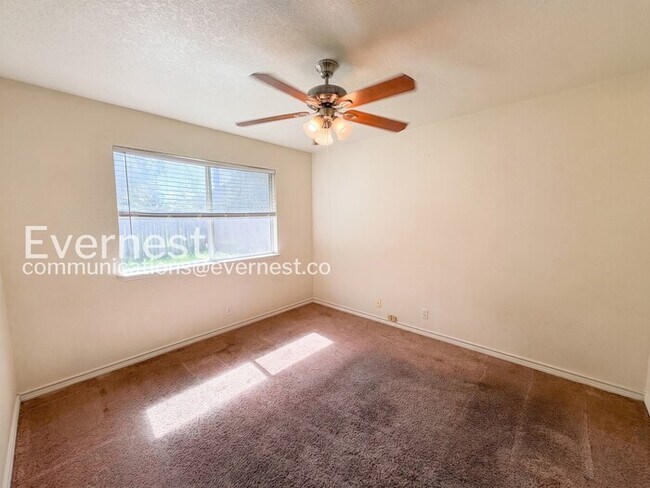 Building Photo - 3 Bed, 2 Bath Home with Garage / Pet-Friendly / Available Now!