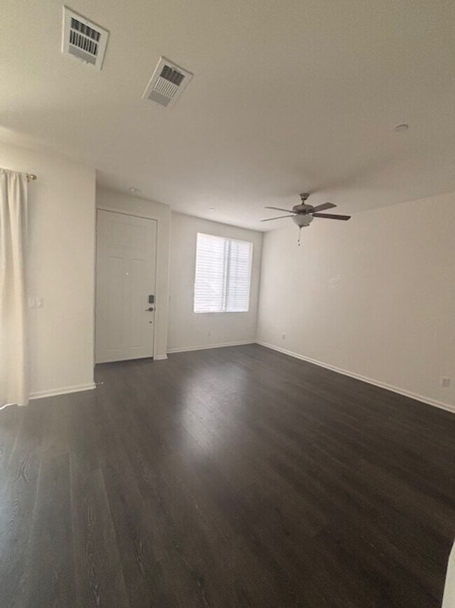 Building Photo - Welcome home to this beautiful Murrieta Town Home!