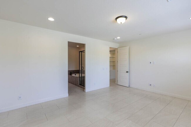 Building Photo - Stunning 5 Bed, 4 Full Baths And 2 Half Ba...