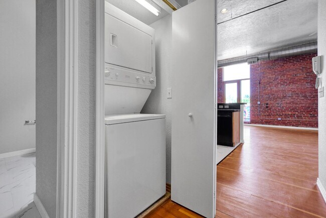 Building Photo - One-of-a-Kind Tejon Street Condo in Unbeatable Location! No Utility Setup Required!
