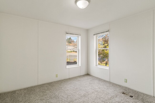 Building Photo - Pet Friendly 3 Bedroom 2 Bath