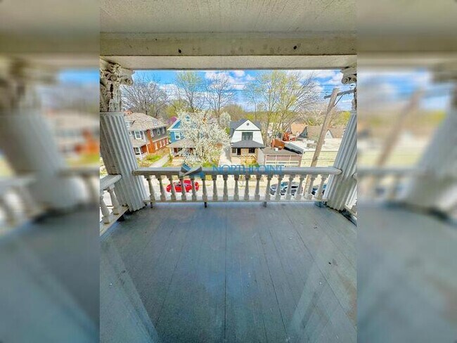 Building Photo - Amazing Top Floor 2bedroom w/Den Plaza Con...