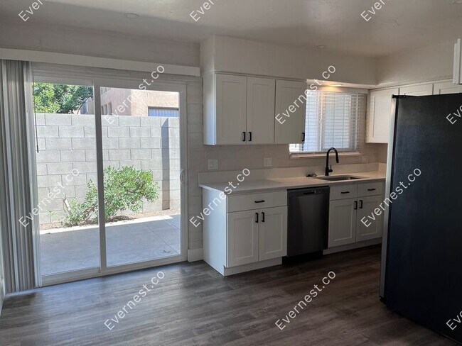 Building Photo - 4075 E Lee St