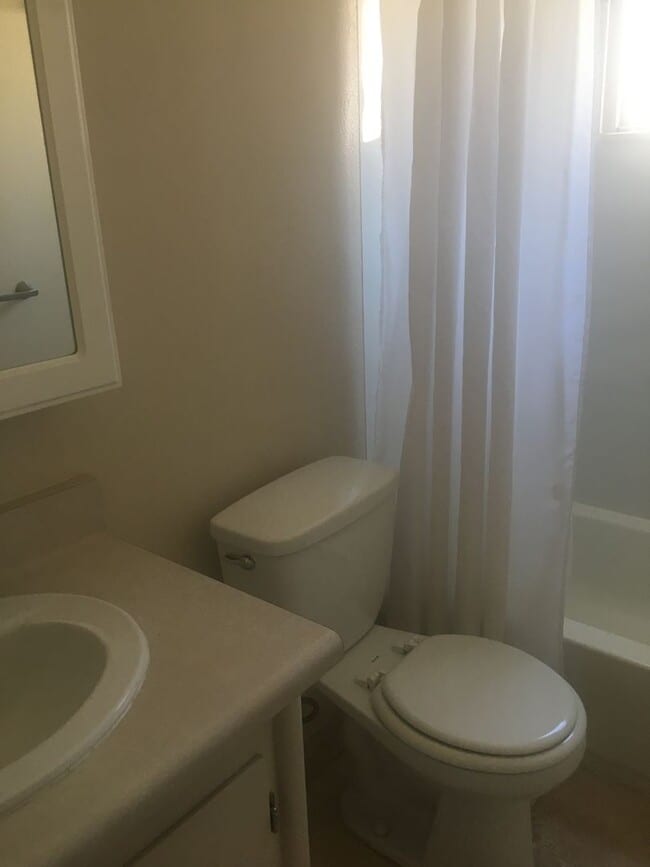 Building Photo - 2 bed, one bath Duplex Private courtyard, ...