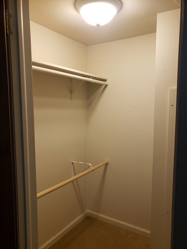 Building Photo - 9049 River Rd