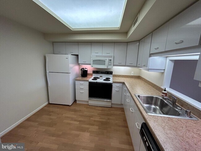 Building Photo - 1100 Lovering Ave