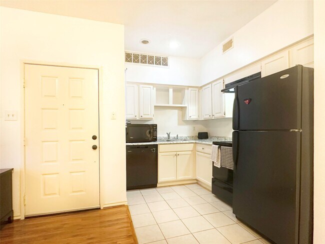 Building Photo - 10855 Meadowglen Ln