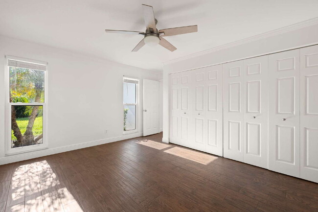 Building Photo - Lakewood - just 10minutes to Downtown Naples!