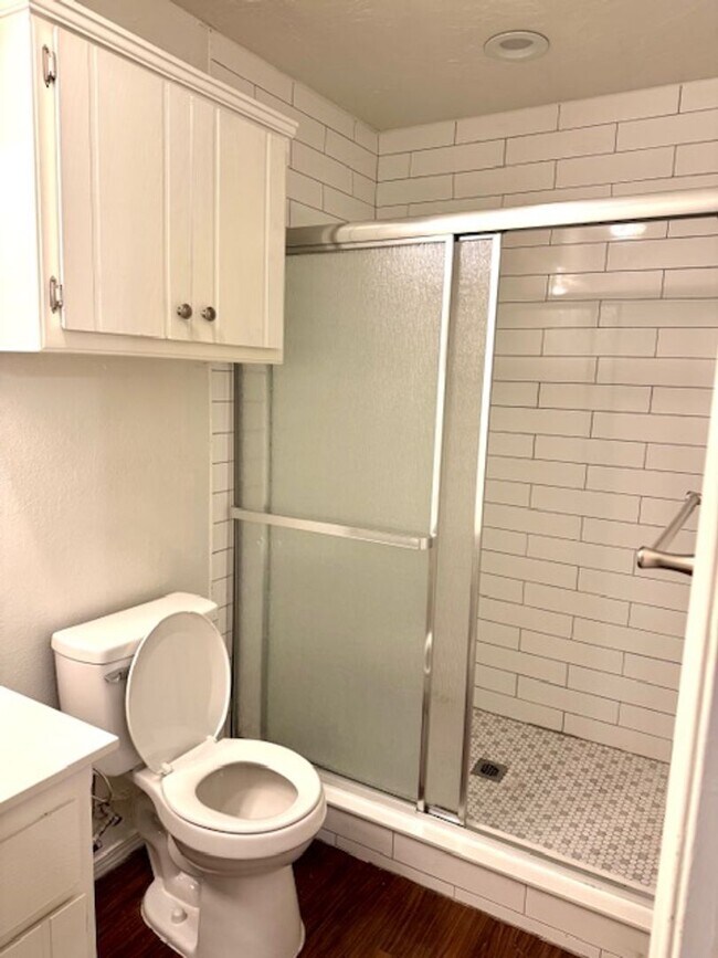 Building Photo - Beautiful updated interior 2 bedroom duple...