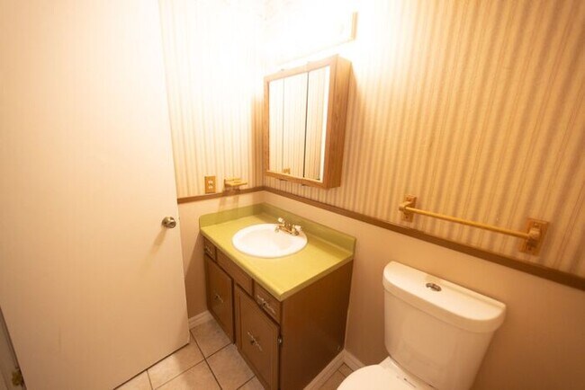 Building Photo - Cute 2 Bedroom East Sparks Townhouse