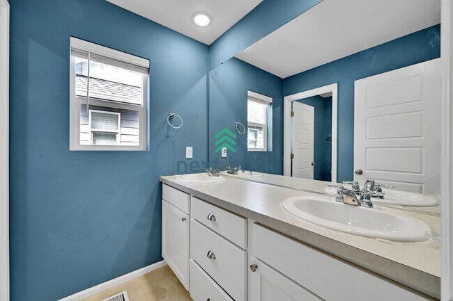 Building Photo - 4 BED & 2.5 BATH FOR RENT