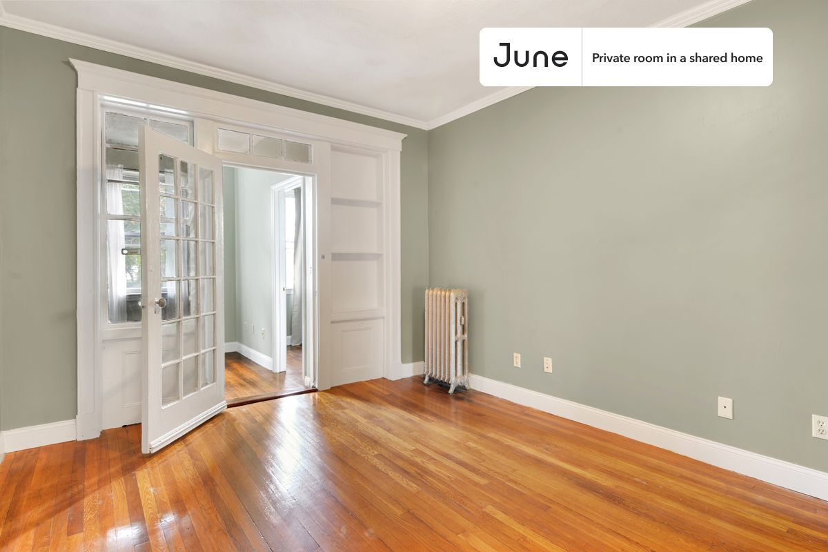 Building Photo - Private bedroom in 3 bed/2 bath Home
