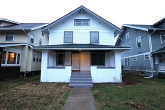 Building Photo - Large Frankfort Home!