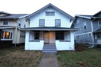 Building Photo - Large Frankfort Home!