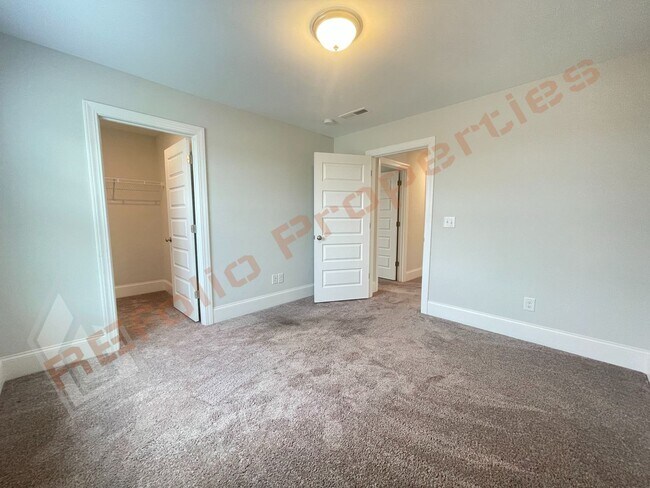 Building Photo - 424 Slomo Ct