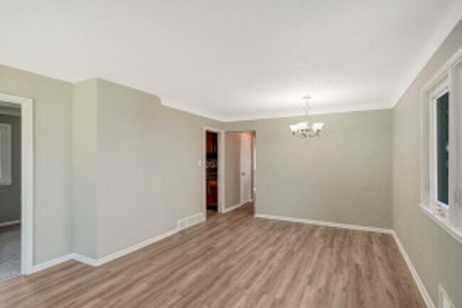 Building Photo - Large 5 Bed | 2 Bath House W/ Fenced Yard ...