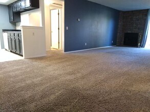 Building Photo - Awesome 2 Bedroom 2 Bath Condo w/ Garage P...