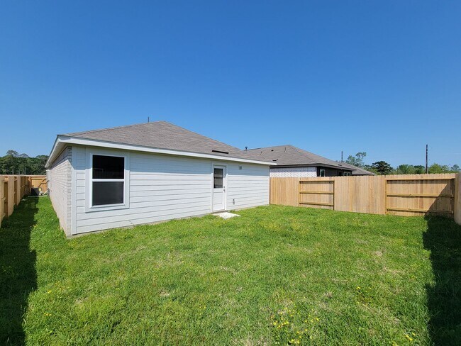 Building Photo - This single-story home shares an open layout between the kitchen, nook and family room for easy e...