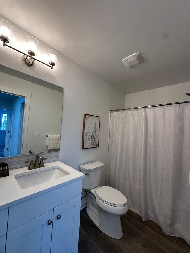 Building Photo - Gorgeous newer townhome in SE Bend!