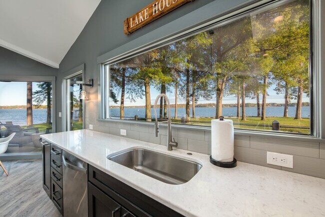 Building Photo - Lake Norman Playaway
