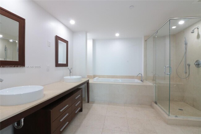 Building Photo - 495 Brickell Ave