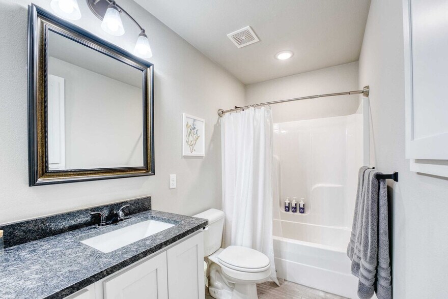 Building Photo - 214 NW L St