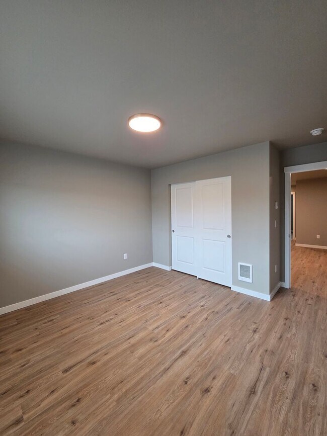 Building Photo - Brand New Large 2 bedroom 2.5 Bathrooms in Centralia