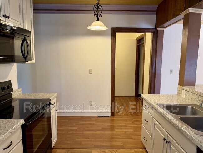 Building Photo - 698 4th St