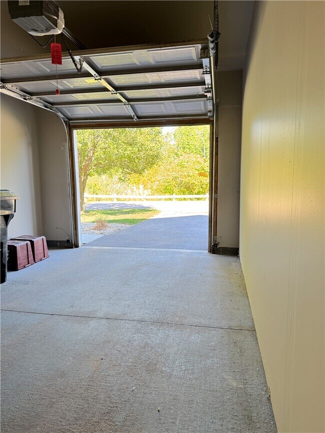 Building Photo - 17 Windridge Dr