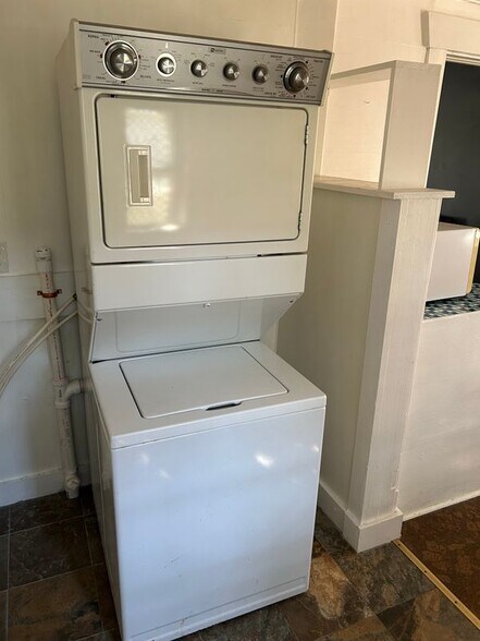 Building Photo - 1009 E Leicester Ave