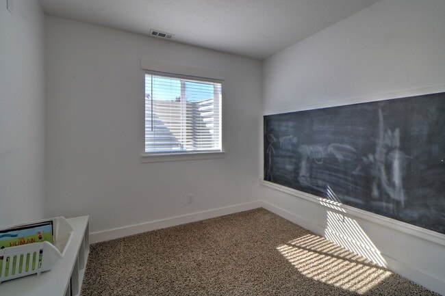 Building Photo - 6 Bedroom 3.5 Bathroom Home in Lehi!