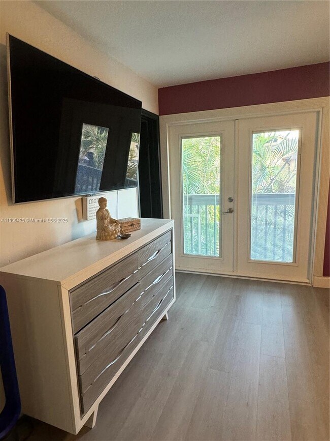 Building Photo - 9986 Royal Palm Blvd