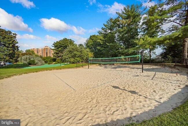 Building Photo - 307 Yoakum Pkwy