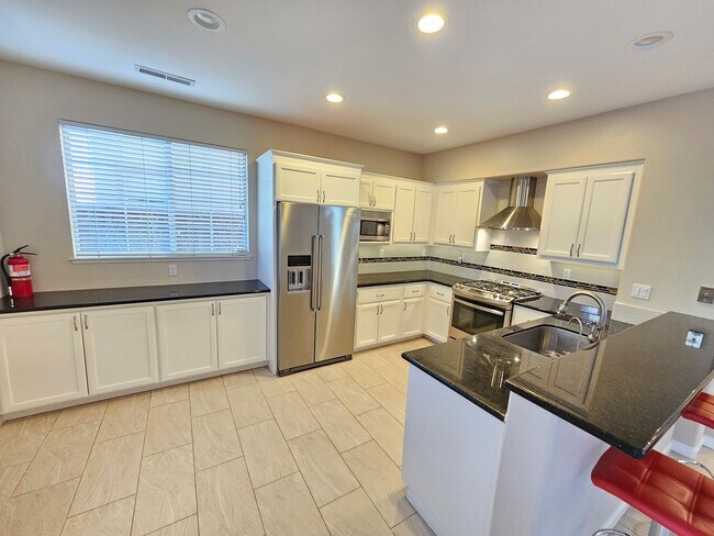 Building Photo - Charming 4 Bed 3 Bath Townhome near Santana Row Available Now!!