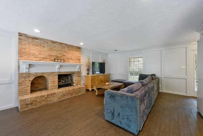 Building Photo - 2824 S Logrun Cir