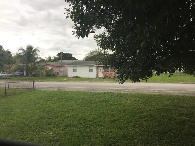 Building Photo - Nice 3-1 house next to SWAP SHOP